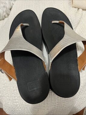 FitFlop Silver Leather Toe-Post Sandals - Women's size 10